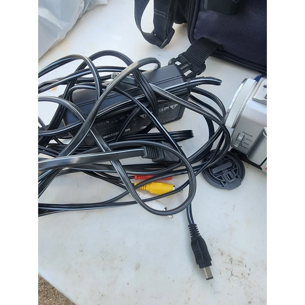 Sony Handycam DCR-TRV11 Digital Camcorder Carl Zeiss Lense, Tested W/ Cords, Bag